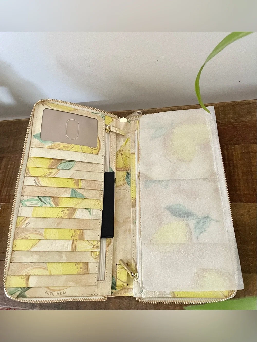 NWOT-Brahmin Desert Amalfi Skyler Zip Around Travel Wallet Wristlet Citrus Embos